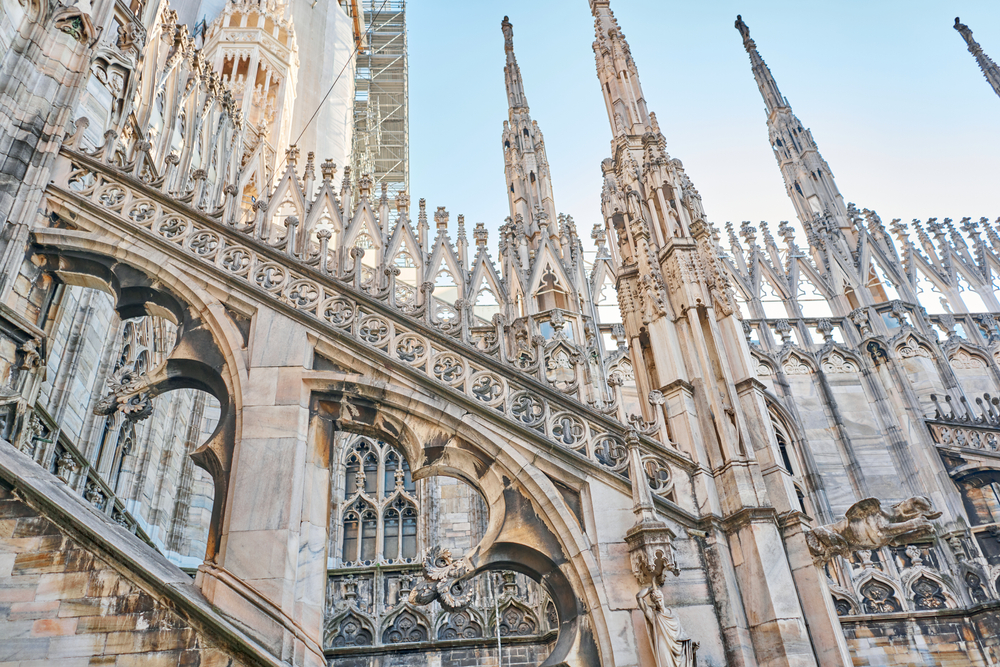 La facciata del duomo: un capolavoro di scultura e architettura